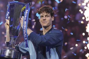 Jannik Sinner vence a Taylor Fritz y se corona en Finales ATP