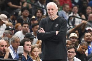 Gregg Popovich, entrenador de los San Antonio Spurs, sufrió derrame cerebral