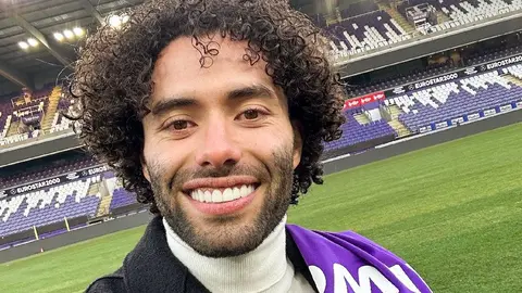 Chino Huerta es ovacionado durante su presentación por afición del Anderlecht