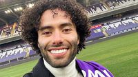 Chino Huerta es ovacionado durante su presentación por afición del Anderlecht