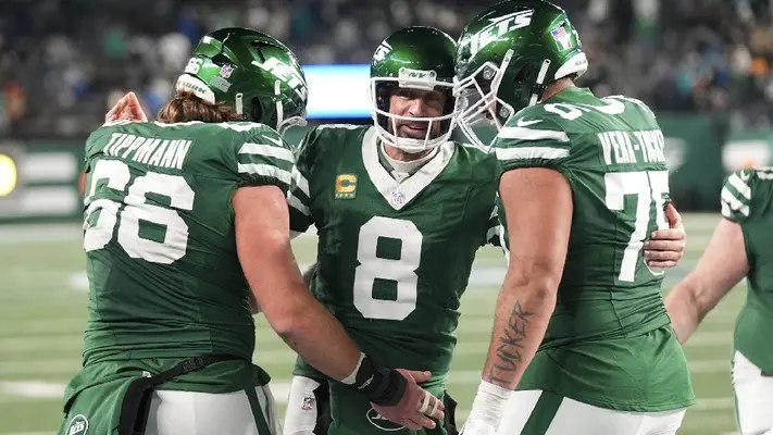 Jets vence 32-20 a Dolphins en actuación histórica de Aaron Rodgers; superó los 500 TD