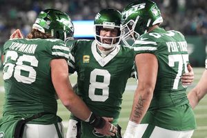 Jets vence 32-20 a Dolphins en actuación histórica de Aaron Rodgers; superó los 500 TD