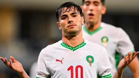 Brahim Díaz pide al árbitro perdonar al rival luego de brutal entrada