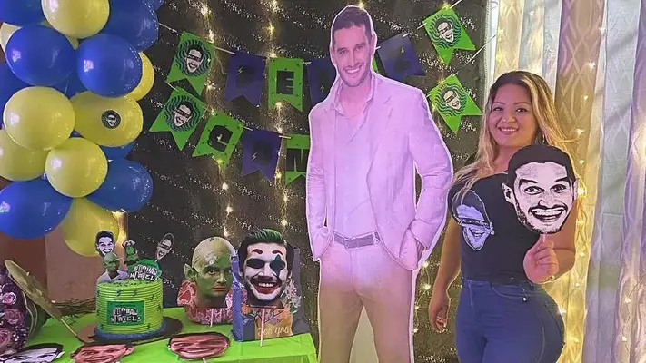 Mujer festeja su cumpleaños con fiesta temática de Adrián Marcelo