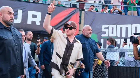 ¡Invitado de lujo! ‘Canelo’ Álvarez visita vestidor del Tri previo al duelo vs Nueva Zelanda