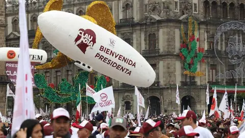 Un Zócalo repleto espera la llegada de Claudia Sheinbaum
