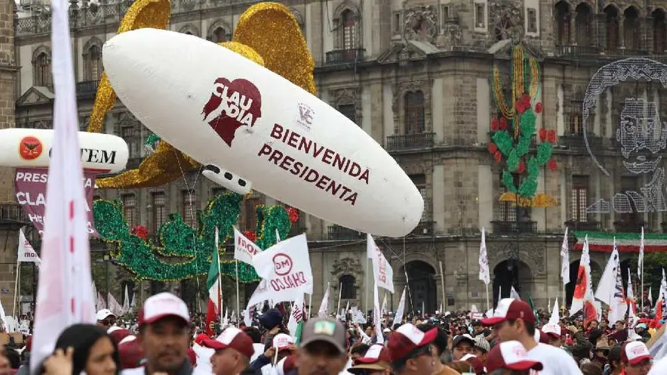Un Zócalo repleto espera la llegada de Claudia Sheinbaum