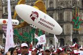 Un Zócalo repleto espera la llegada de Claudia Sheinbaum