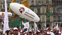 Un Zócalo repleto espera la llegada de Claudia Sheinbaum
