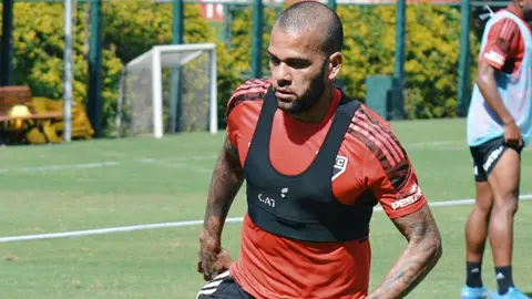 Dani Alves reaparece en playa paradisíaca entrenando a un niño