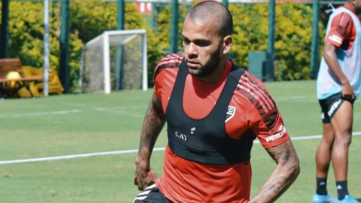 Dani Alves reaparece en playa paradisíaca entrenando a un niño