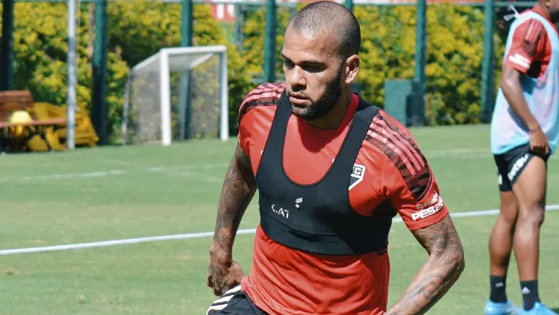 Dani Alves reaparece en playa paradisíaca entrenando a un niño