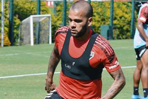 Dani Alves reaparece en playa paradisíaca entrenando a un niño