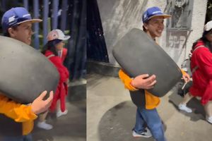 Aficionado se lleva neumático tras concluir el Gran Premio de la Ciudad de México