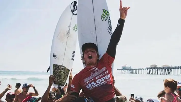 ¡Histórico! Alan Cleland clasifica al Tour Mundial de Surf 2025