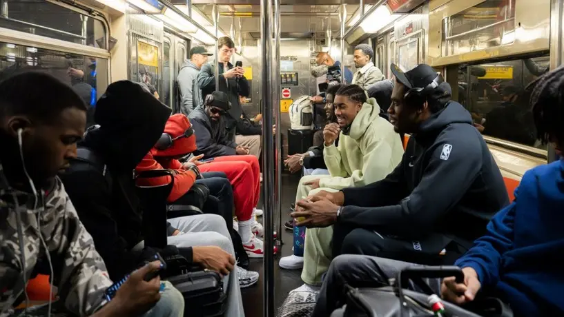 Jugadores de Detroit Pistons viajan en metro de Nueva York para llegar a su juego vs Nets