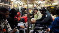 Jugadores de Detroit Pistons viajan en metro de Nueva York para llegar a su juego vs Nets