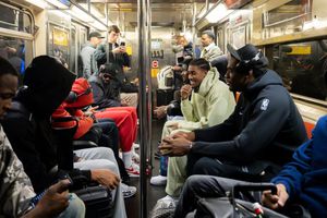 Jugadores de Detroit Pistons viajan en metro de Nueva York para llegar a su juego vs Nets