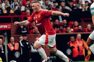 Rooney anota golazo en Old Trafford; pero, su aspecto físico desata comentarios