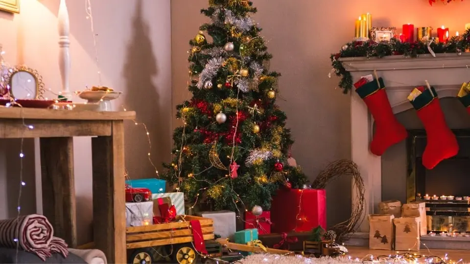 ¿Cuánto cuesta instalar un árbolito navideño con todo y accesorios?