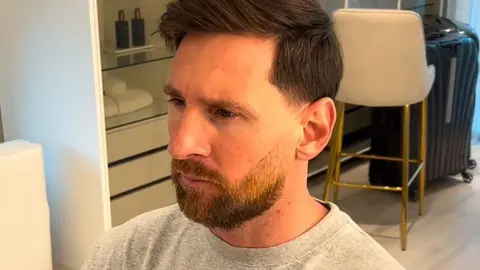 Lionel Messi presume nuevo look para Navidad