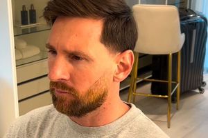 Lionel Messi presume nuevo look para Navidad