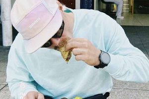 ¡Como mexicano! Valtteri Bottas ya está en México y aprovechó para comer un par de tacos