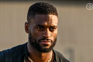 ¡Es felino! Van Jefferson, de Steelers, viste chamarra de los Pumas