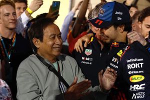¿Quiénes son los accionistas de Red Bull y qué relación tienen con Checo Pérez?