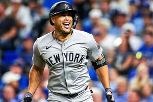 Yankees se adelanta en la serie ante Kansas City con cuadrangular de Giancarlo Stanton