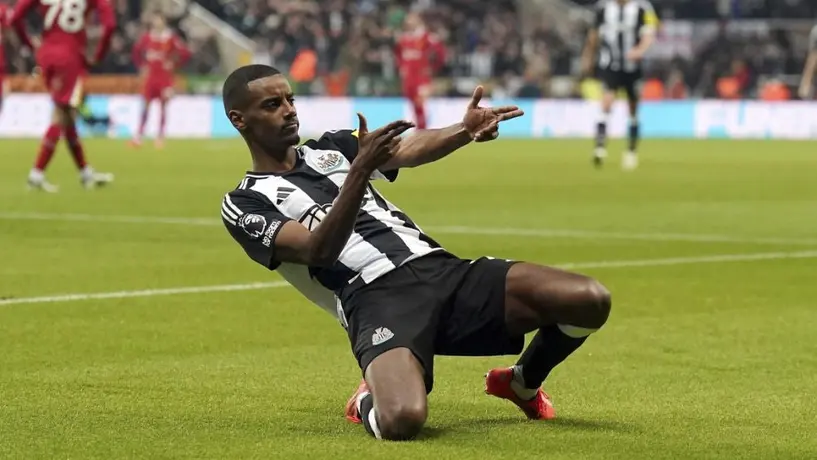 Liverpool cede terreno en Premier League tras empatar ante el Newcastle