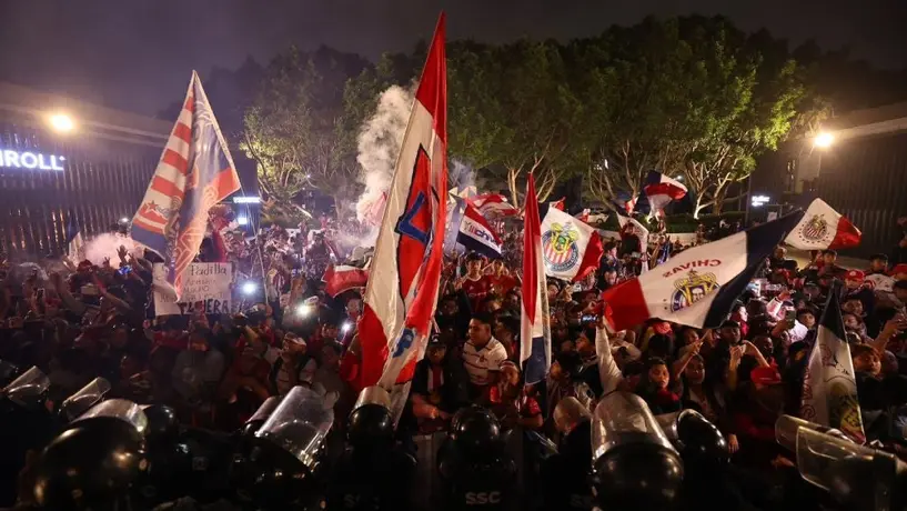 ¡Fiesta Rojiblanca! Afición de Chivas lleva serenata al hotel del equipo