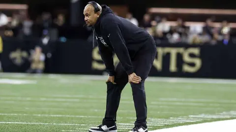 ¡Le dan las gracias! Raiders despiden al entrenador en jefe Antonio Pierce