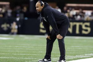 ¡Le dan las gracias! Raiders despiden al entrenador en jefe Antonio Pierce