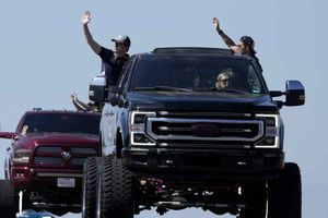 ¡Como en casa! Afición 'se abalanza' sobre Checo Pérez en el Gran Premio de Austin