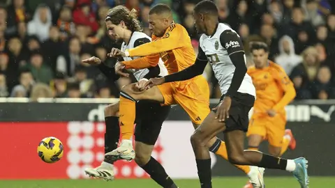 Real Madrid vence al Valencia de último minuto en Mestalla