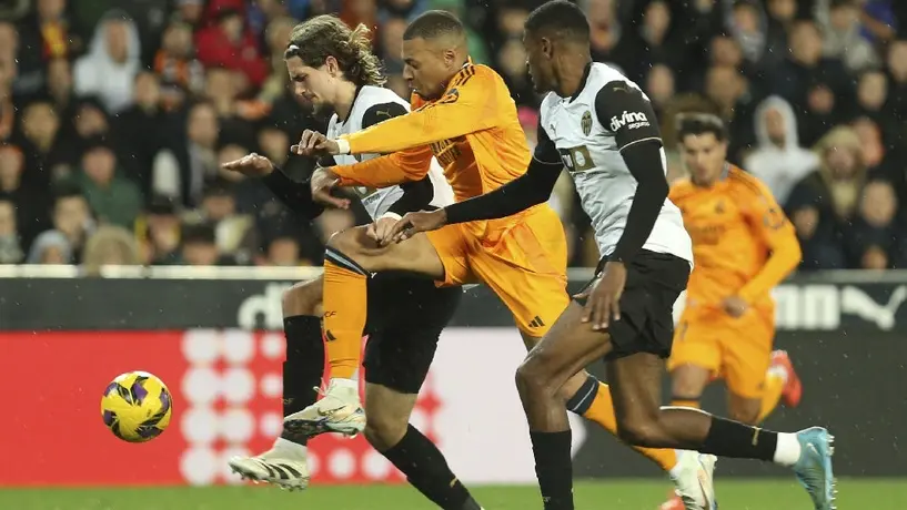 Real Madrid vence al Valencia de último minuto en Mestalla