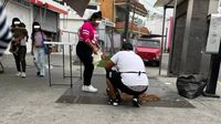 "¡Increíble! Exhiben a taqueros por vender barbacoa que se les cayó al suelo