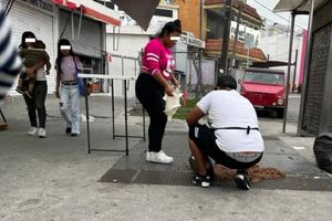 "¡Increíble! Exhiben a taqueros por vender barbacoa que se les cayó al suelo