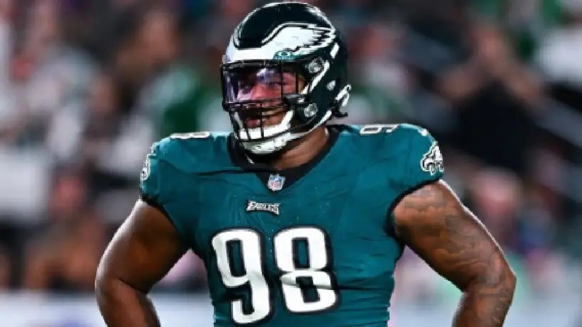 Jalen Carter de los Eagles es amenazado de muerte tras lesionar a Jordan Love en Brasil