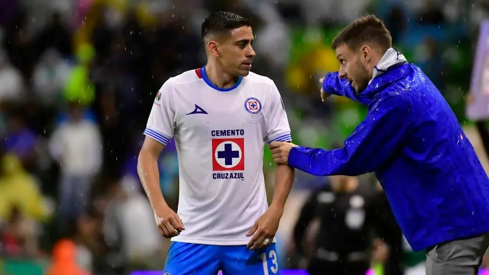 Camilo Cándido y Willer Ditta intentan tiro de los hermanos Korioto de los Supercampeones