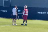 Brandon Aiyuk y Kyle Shanahan 'se pelean' en pleno entrenamiento
