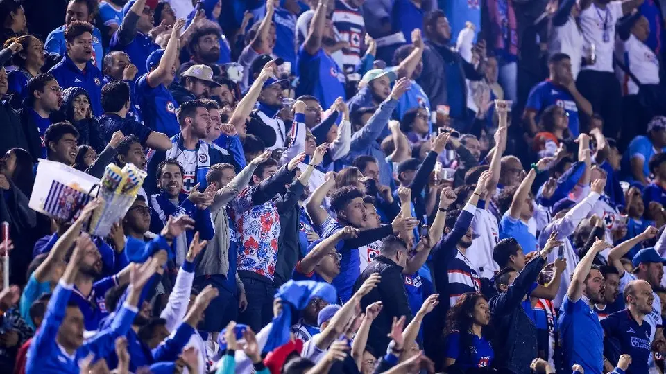 Yosgart Gutiérrez hace estremecer el Estadio Ciudad de los Deportes tras pase de Cruz Azul