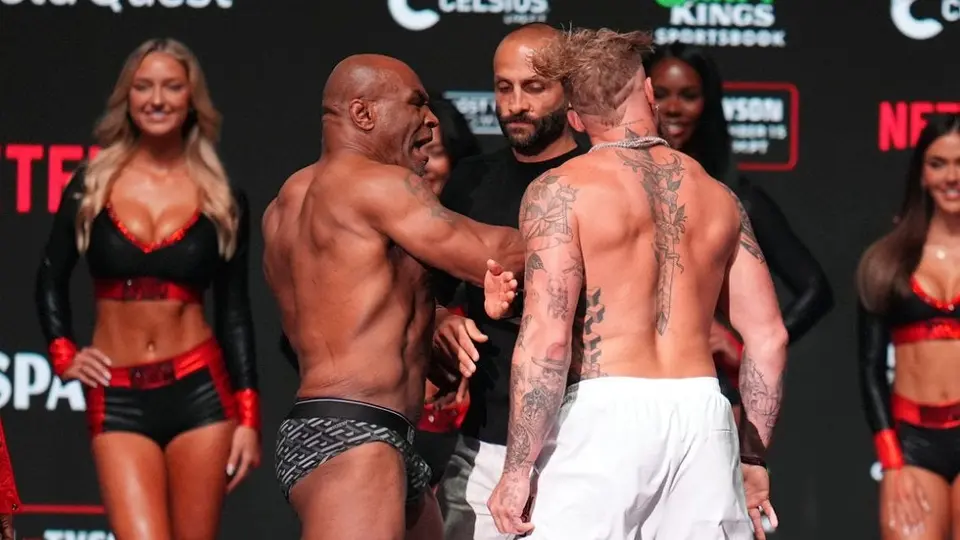¡Se encendieron los ánimos! Mike Tyson le dio cachetada a Jake Paul en el pesaje