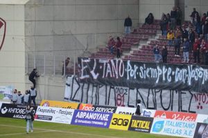 El AE Larissa, de Grecia, rindió homenaje al 'Tano' De Nigris tras 15 años de su muerte