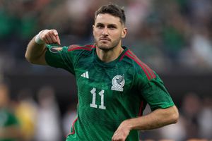 ¡GOAT! Santiago Giménez presume jersey firmado por Lionel Messi