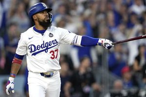 Teoscar Hernández se queda en Los Angeles Dodgers por 66 millones de dólares