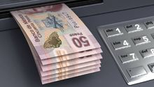 Esto debes hacer si el cajero automático te da un billete falso