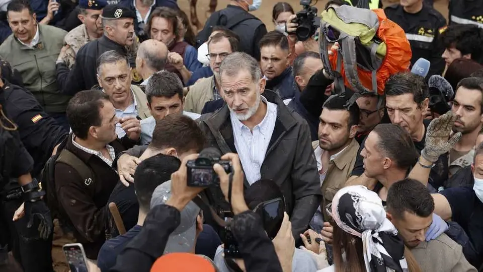 Sobrevivientes de la DANA lanzan lodo e insultan al rey Felipe VI de España
