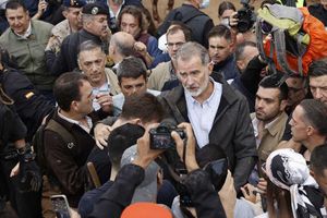 Sobrevivientes de la DANA lanzan lodo e insultan al rey Felipe VI de España